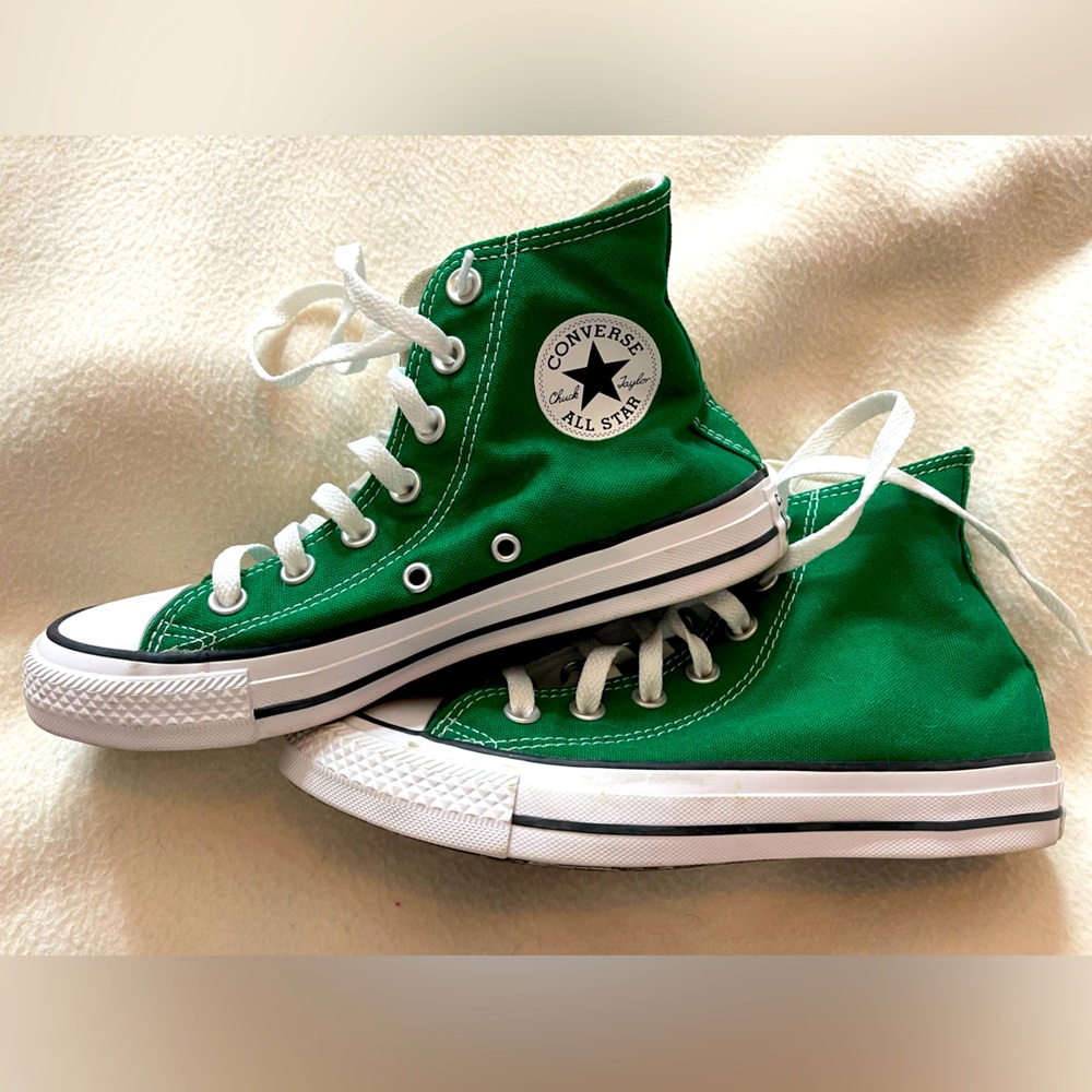 Green Converse high-top trainers
Size men’s 4 women’s 6
EUR - 36.5 for reference